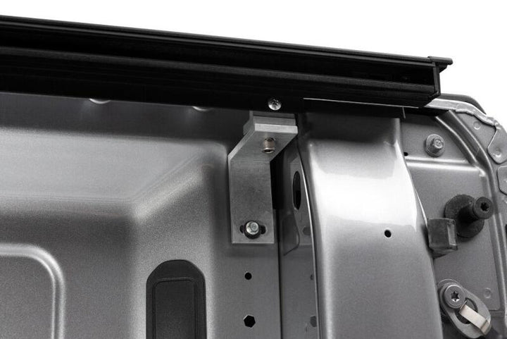 Roll-N-Lock 19-23 RAM 1500 w/o Swing Gate Tailgate SB 76.3in M-Series Retractable Tonneau Cover - Bull Strap