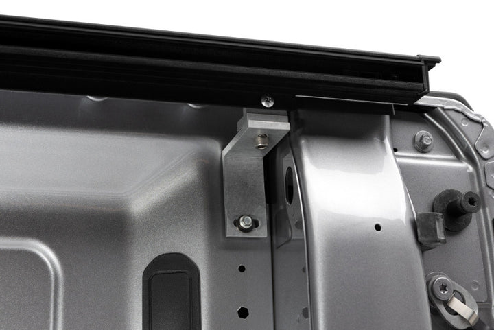 Roll-N-Lock 19-23 RAM 1500 w/o Swing Gate Tailgate SB 76.3in M-Series Retractable Tonneau Cover - Bull Strap