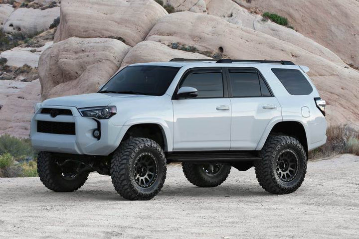 Fabtech 2015-21 Toyota 4Runner 4WD 6in Perf Sys w/Dl 2.5C/O & 2.25 - Bull Strap