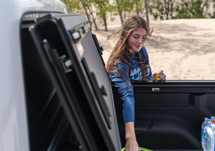 BAK 2020 Jeep Gladiator 5ft Bed BAKFlip MX4 - Bull Strap
