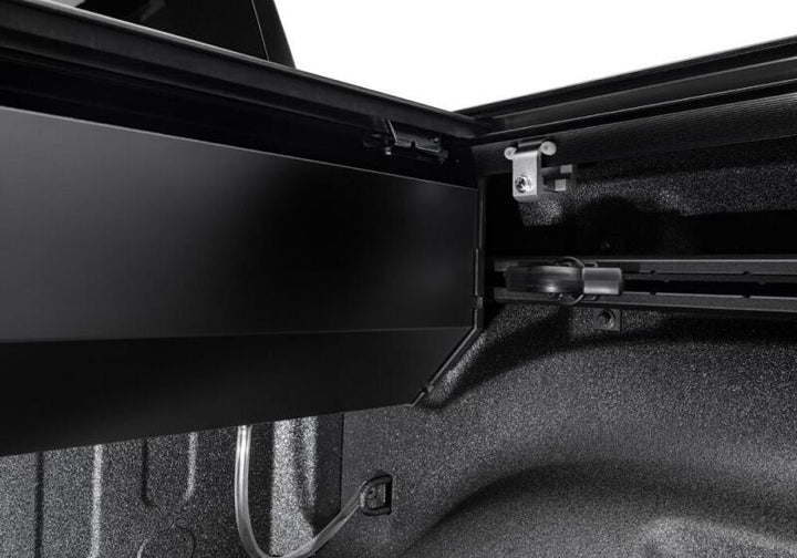 Retrax 2022+ Toyota Tundra CrewMax 5.5ft Bed w/Rail System (Excl Trail Special Edition) RetraxPRO MX - Bull Strap