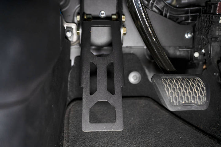 DV8 Offroad 18-20 Jeep Wrangler JL Adjustable Dead Pedal - Bull Strap