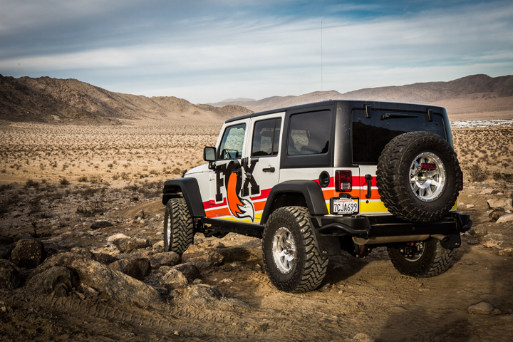 Fox 07-18 Jeep Wrangler JK 2.0 Performance Series 7.14in. Smooth Body IFP Steering Stabilizer (Alum) - Bull Strap
