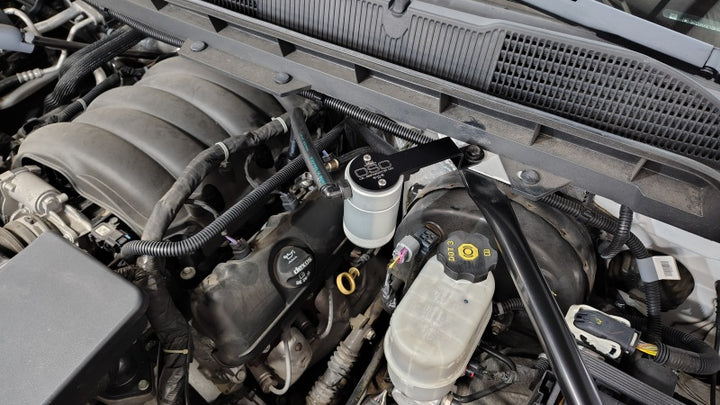 J&L 14-18 Chevy Silverado 1500 / 14-18 GMC Sierra 1500 4.3L V6 Oil Separator - Clear Anodized - Bull Strap