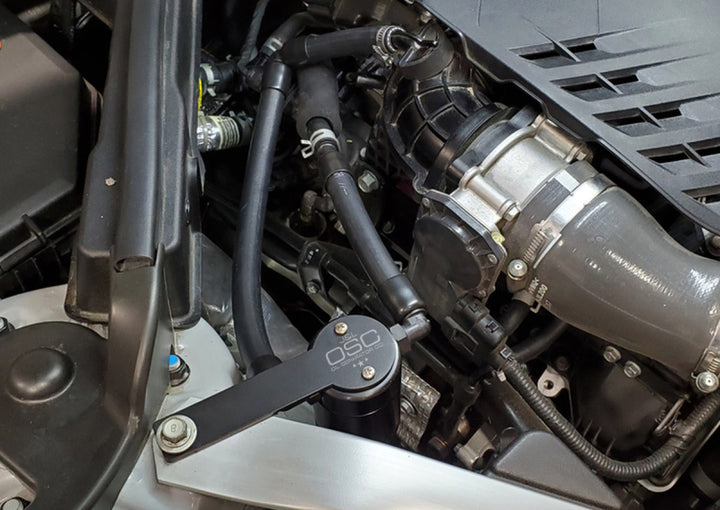 J&L 18-22 Kia Stinger GT 3.3TT Passenger Side Oil Separator 3.0 - Black Anodized - Bull Strap