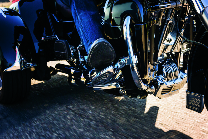 Kuryakyn Oil Cooler Cover 11-16 Touring Chrome - Bull Strap