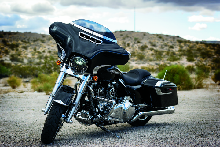 Kuryakyn Smooth Windshield Trim 14-Up Touring Chrome - Bull Strap