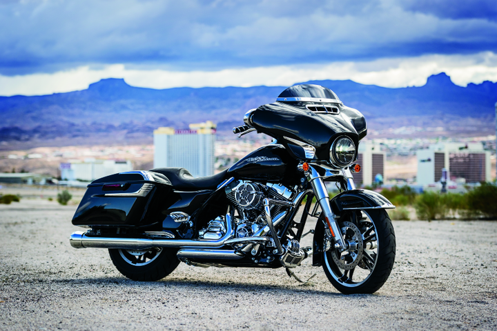 Kuryakyn Smooth Windshield Trim 14-Up Touring Chrome - Bull Strap