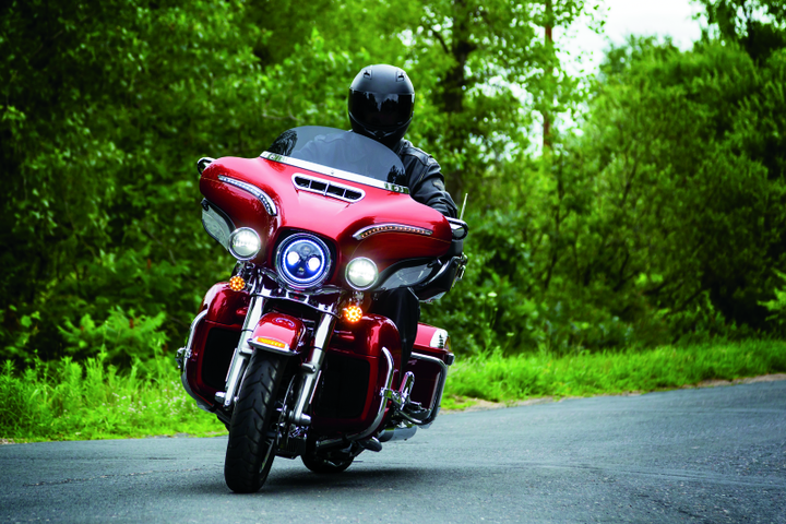 Kuryakyn Smooth Windshield Trim 14-Up Touring Chrome - Bull Strap
