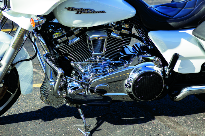Kuryakyn Starter Cover Milwaukee-8 Chrome - Bull Strap