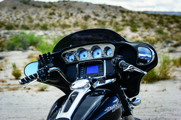 Kuryakyn Switch Panel Accent 14-Up Touring Models Chrome - Bull Strap