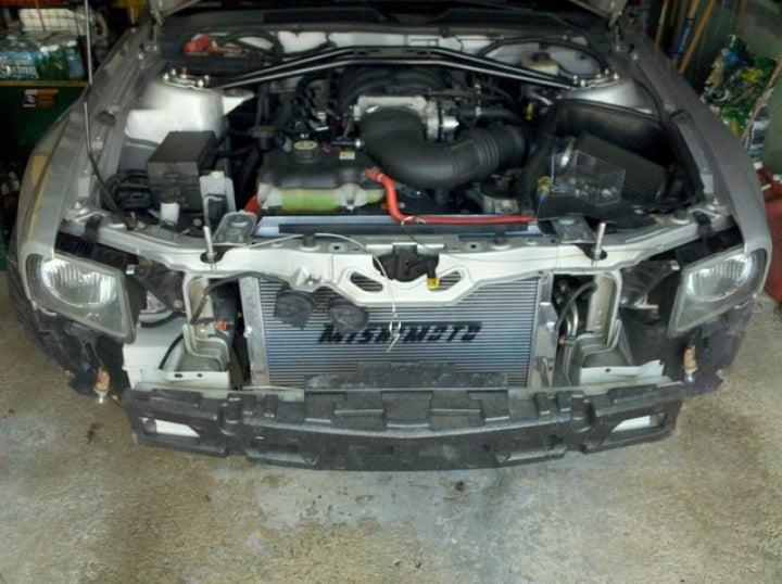 Mishimoto 05+ Ford Mustang Manual Aluminum Radiator - Bull Strap