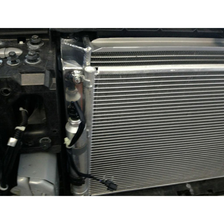 Mishimoto 09+ Nissan 370Z Manual Radiator - Bull Strap