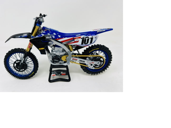 New Ray Toys Yamaha YZ450F Motocross of Nations (Eli Tomac #101)/ Scale - 1:12 - Bull Strap