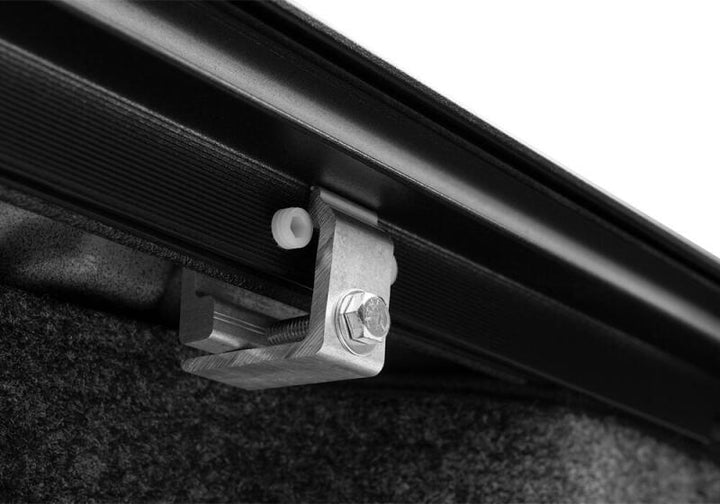Retrax 19-22 GM Silverado / Sierra 1500 5ft. 8in. Bed RetraxPRO MX - Bull Strap