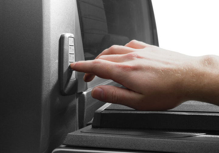 Retrax 19-24 RAM 5ft 7in Bed w/ RAM Boxes Retrax EQ Bed Cover - Bull Strap