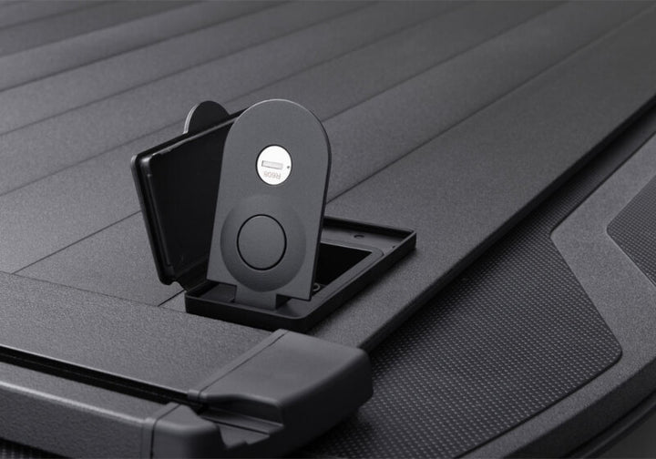 Retrax 2007-2020 Toyota Tundra CrewMax 5.5ft Bed RetraxPRO XR with Deck Rail System - Bull Strap