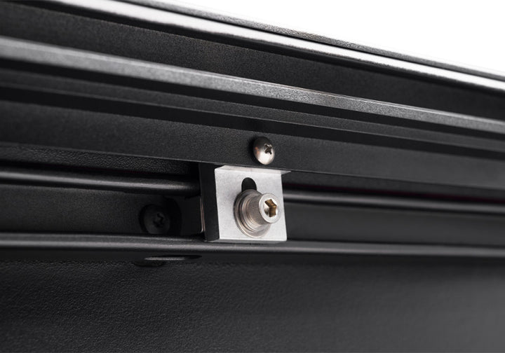 Roll-N-Lock 16-18 Toyota Tacoma Crew Cab SB 60-1/2in M-Series Retractable Tonneau Cover - Bull Strap