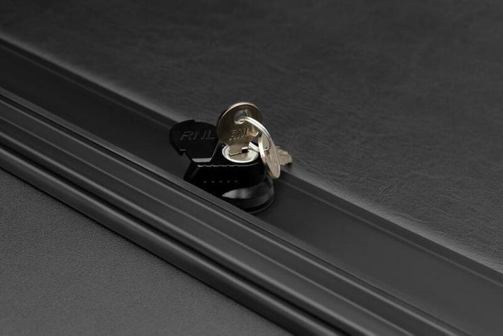 Roll-N-Lock 19-23 RAM 1500 w/o Swing Gate Tailgate SB 76.3in M-Series Retractable Tonneau Cover - Bull Strap