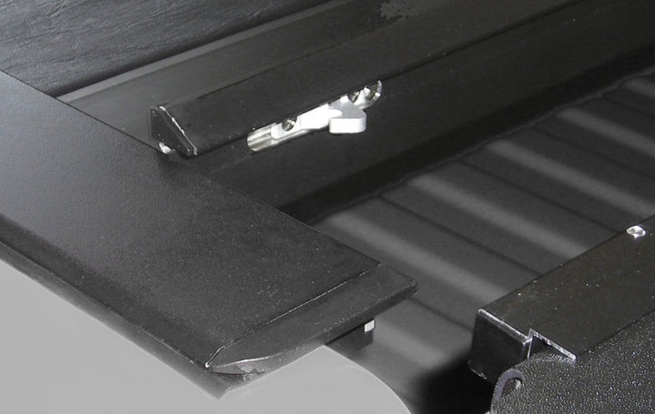 Roll-N-Lock 2009 Dodge Ram 1500 SB 76in M-Series Retractable Tonneau Cover - Bull Strap