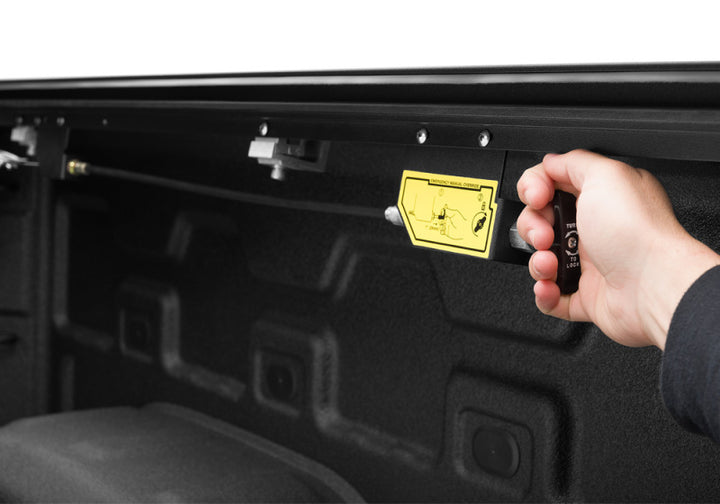 Roll-N-Lock 2019 Chevy Silverado 1500 68-3/8in E-Series Retractable Tonneau Cover - Bull Strap
