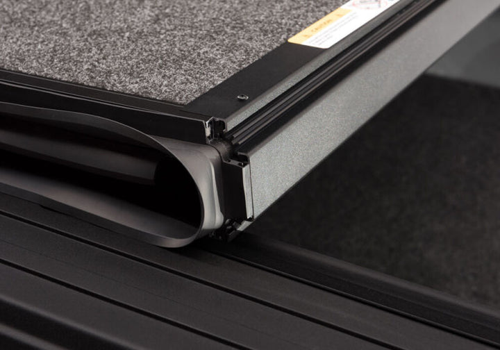 UnderCover 15-20 Ford F-150 5.5ft Ultra Flex Bed Cover - Matte Black Finish - Bull Strap