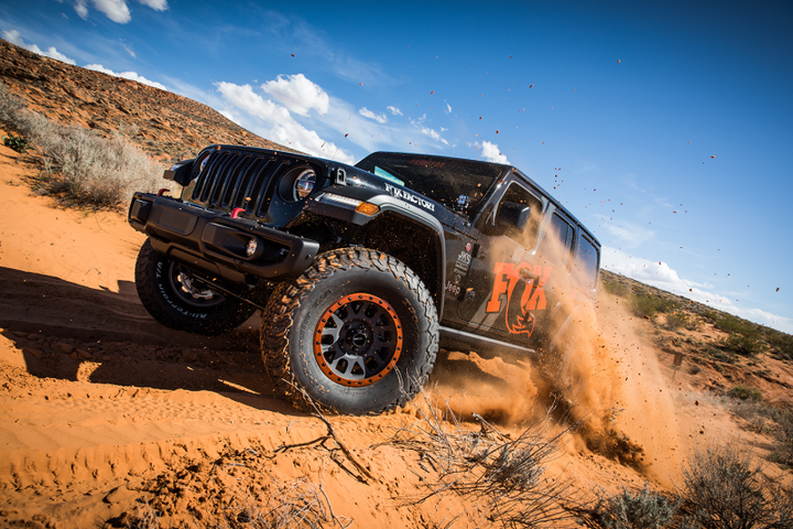 Fox 2018+ Jeep JL 2.5 Factory Race Series 12.17in Remote Res. Front Shock Set / 4.5-6in. Lift w/ DSC - Bull Strap