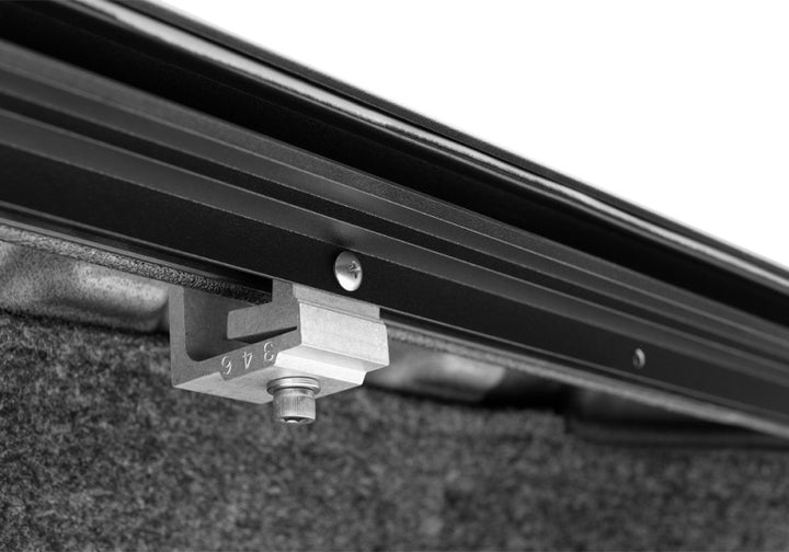 Roll-N-Lock 2020 Chevy Silverado / GMC Sierra 2500-3500 80-1/2in M-Series Retractable Tonneau Cover - Bull Strap